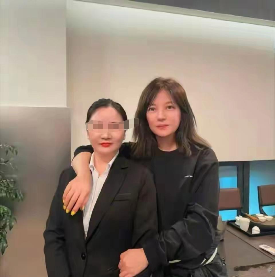 赵薇近照回春明显，离婚后气色变好，皮肤白皙加上大眼睛，看起来像少女，根本不像50