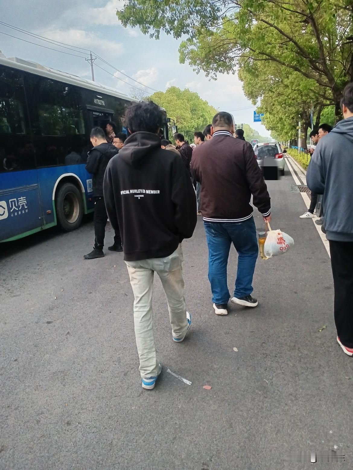 上白班的年轻人，坐标武汉郊区大厂，厂车直接开到车间门口，这里没有蔚来，没有理想。