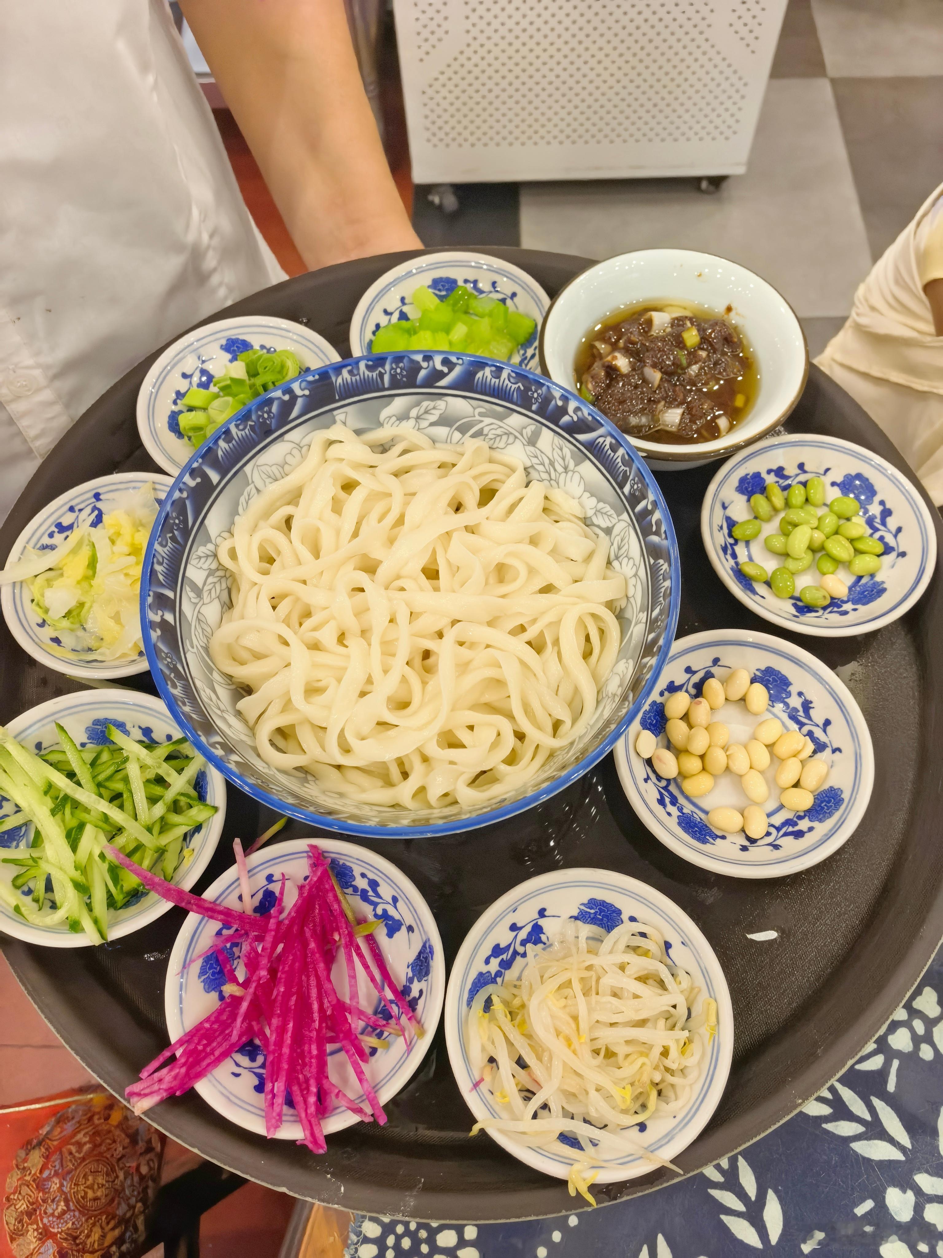 尝过了多家老北京炸酱面，还是家门口这家最地道。8种菜码儿，一碗炸酱，面条还够筋道
