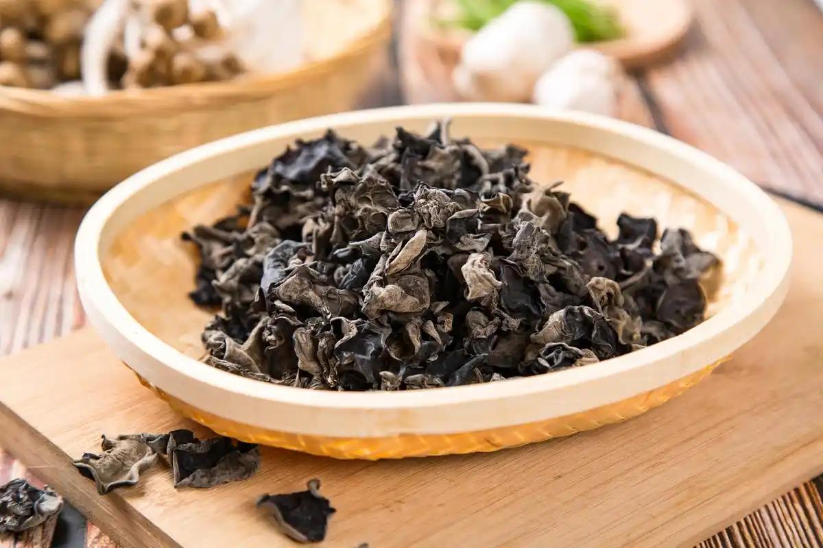 常吃“黑色食物”，补肾乌发又抗衰，40岁也能吃出少女感吴琴是小学语文老师，四十