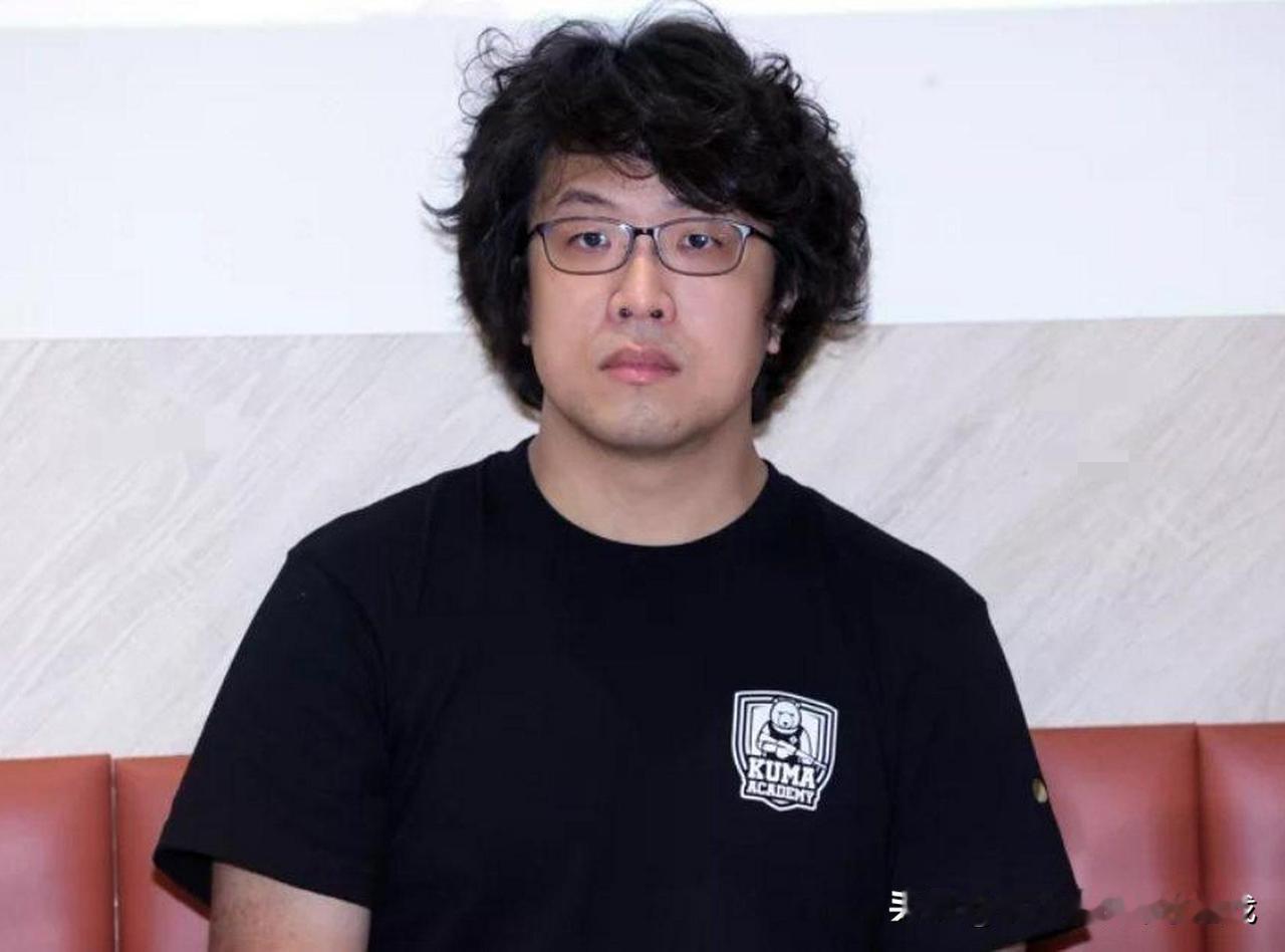 这几天沈伯洋倒是突然“老实”了之前在荷兰还挺能蹦跶，现在一点动静都没有，这可