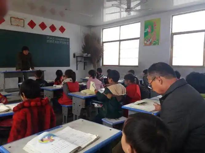 上周五我们中心小学一个教学副校长碰钉子了，居然被一个年轻老师赶出了教室，后面两人