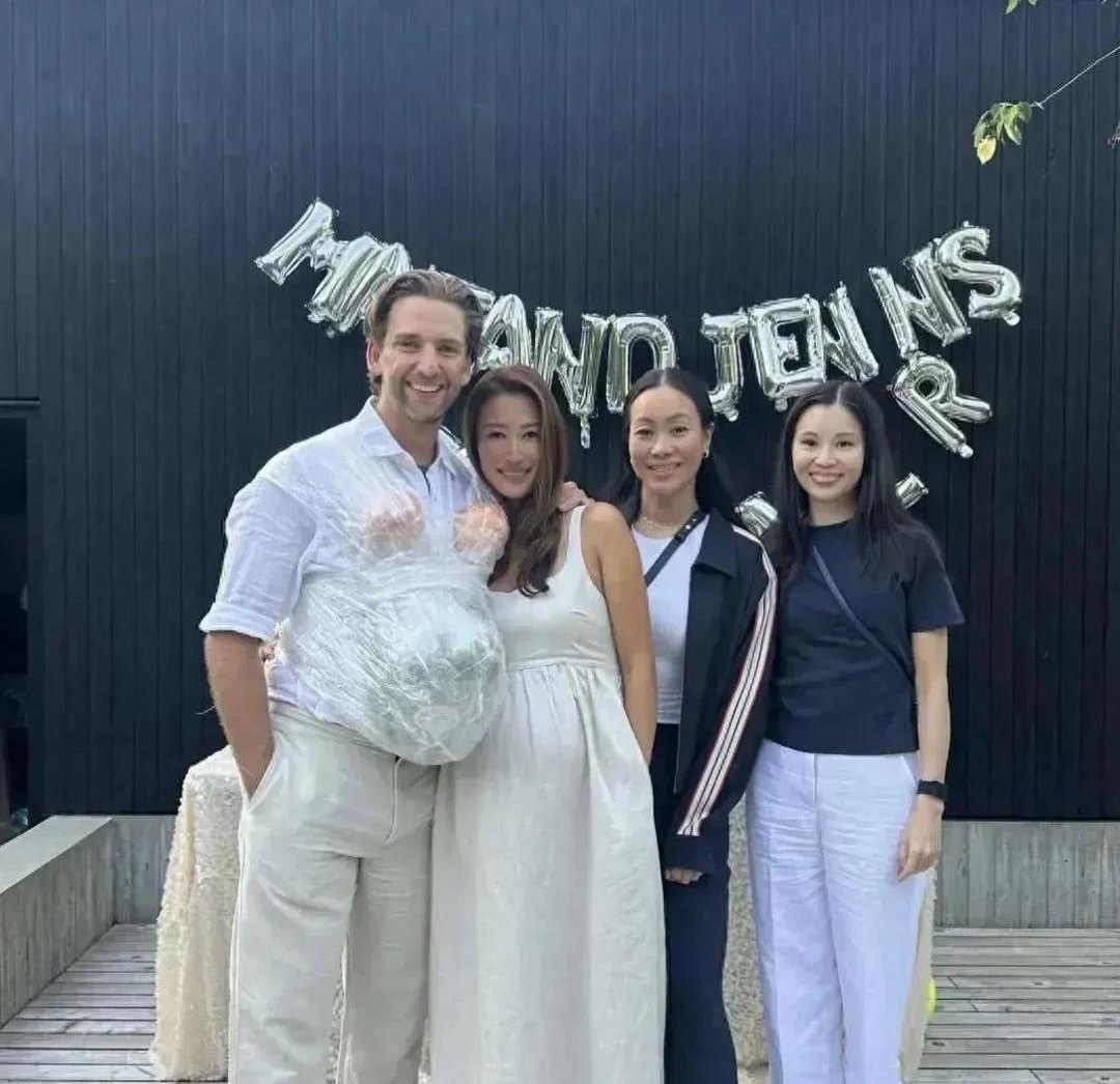 第一次见谢婷婷的老公，不得不说，这大叔长得挺帅气的啊，两人太般配了。