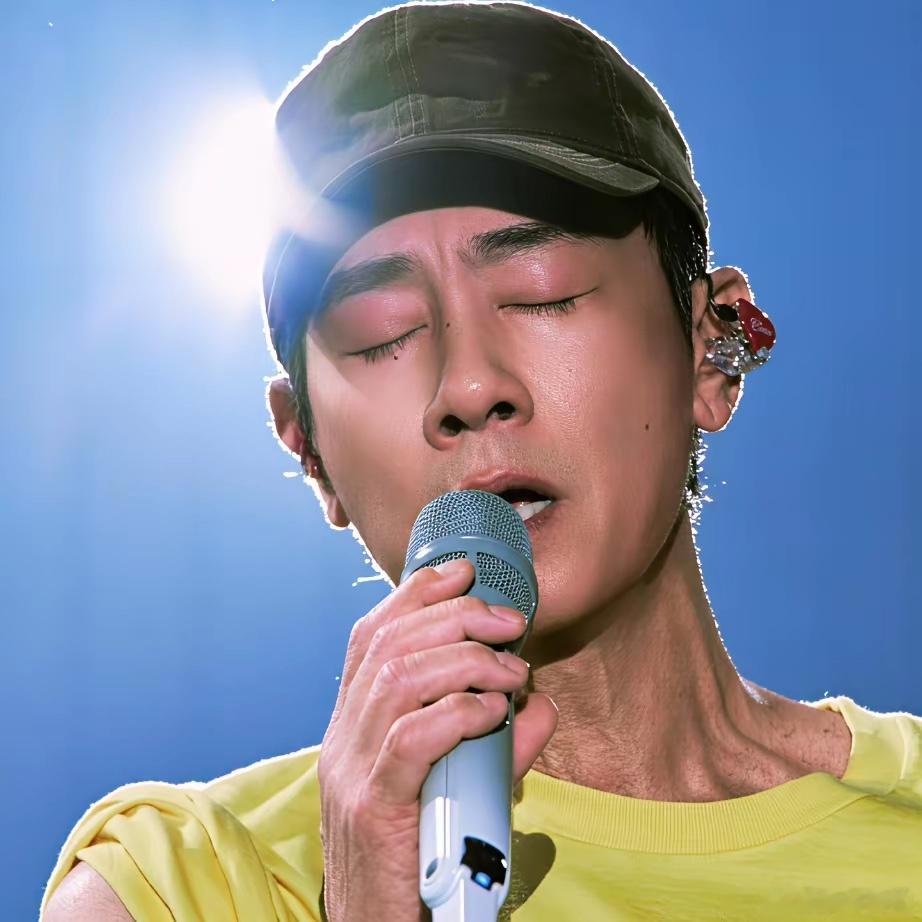 为什么陈小春快60岁了，还在到处开演唱会？我猜原因只有一个，那就是他年轻时候挣的