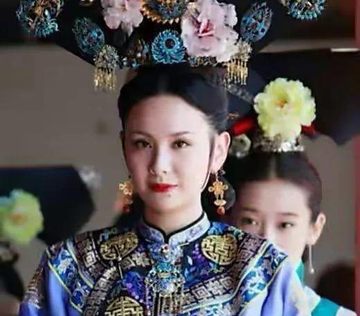 1626年，努尔哈赤刚过世，一条白绫就套在大妃阿巴亥脖子上。她双手拉扯着白绫，拼