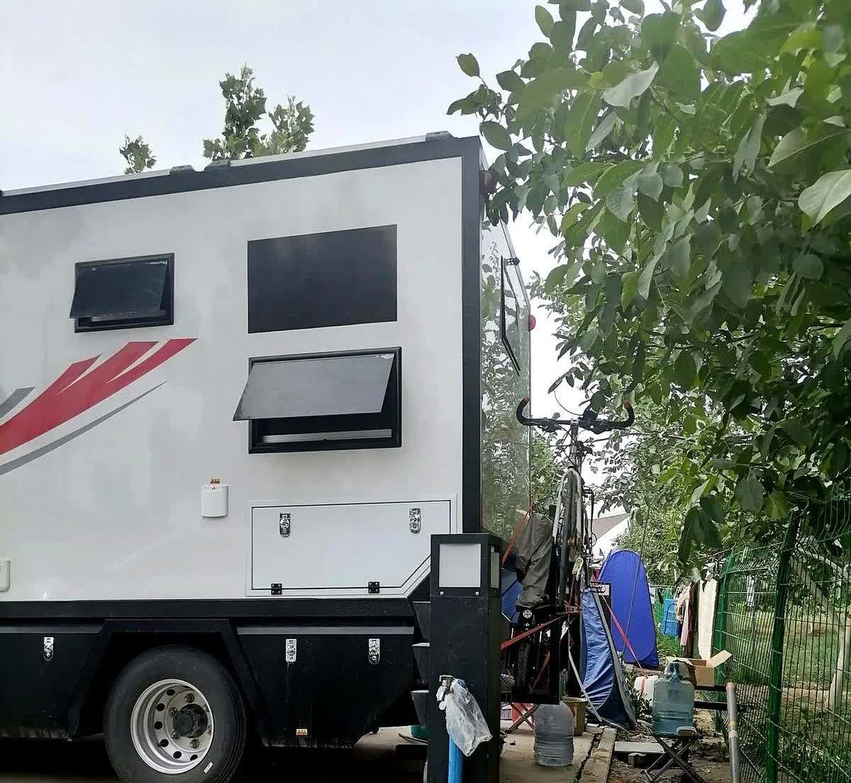 有人说那些开着房车的人花几十万买一辆车都舍得住宾馆下饭店咋就不舍得呢我最近认识了