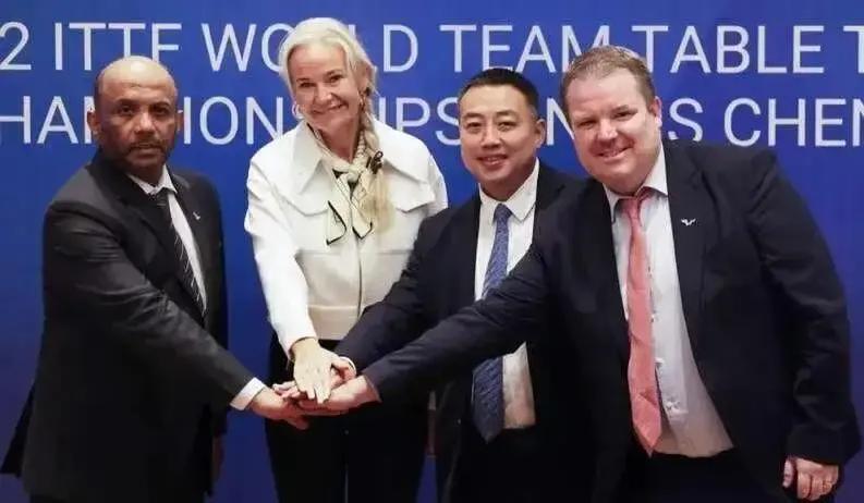 别以为国际乒联只会开会改规则。2024年，他们悄悄做了两件硅谷公司都在模仿的事。