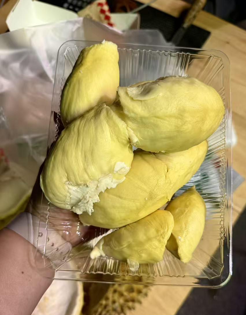再也不想吃榴莲了。都说一个榴莲顶三只鸡，那天买了一个榴莲花了120多块钱，28