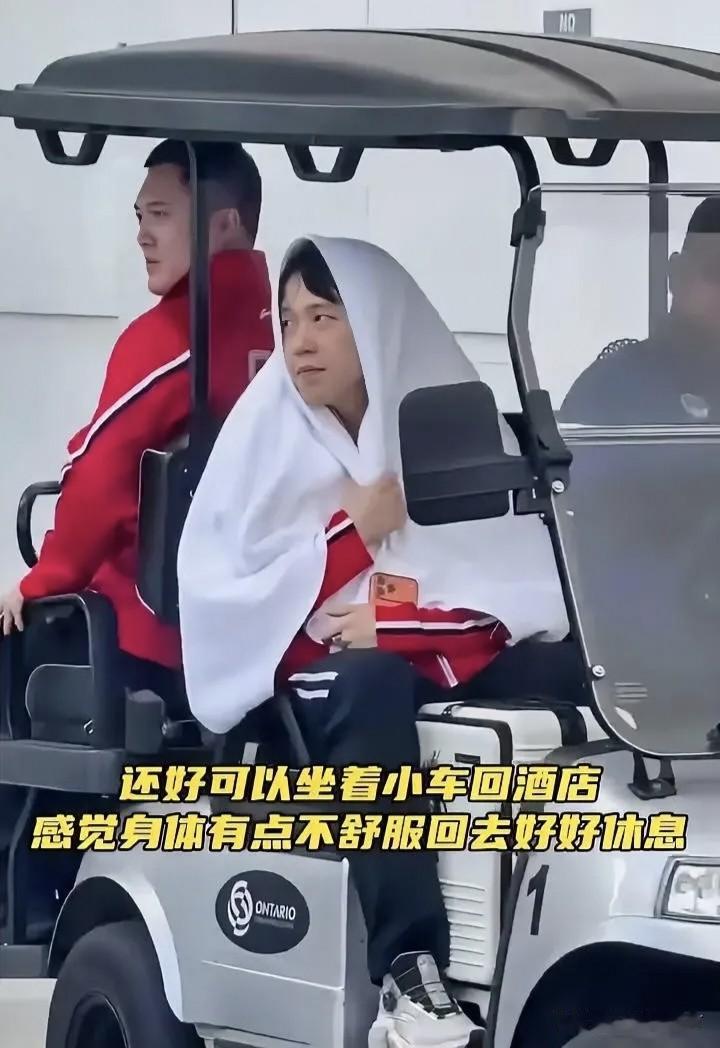 王楚钦在美国大满贯赛意外负于林德，早早出局，结束比赛后，身体感觉不舒服的他，坐着