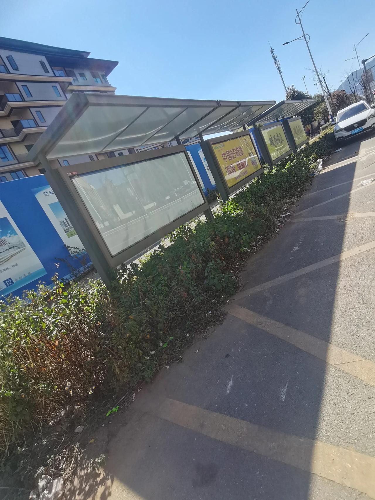 融创文旅城这边有一个公交站台都成这样子了