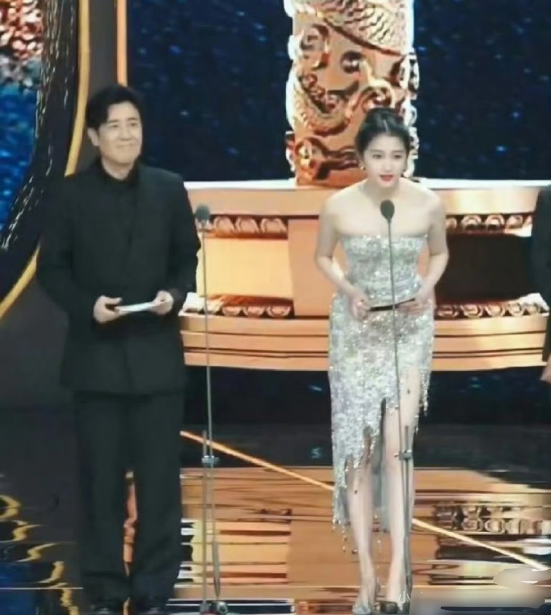 〖感觉这是最适合关晓彤的一次造型……〗​​​