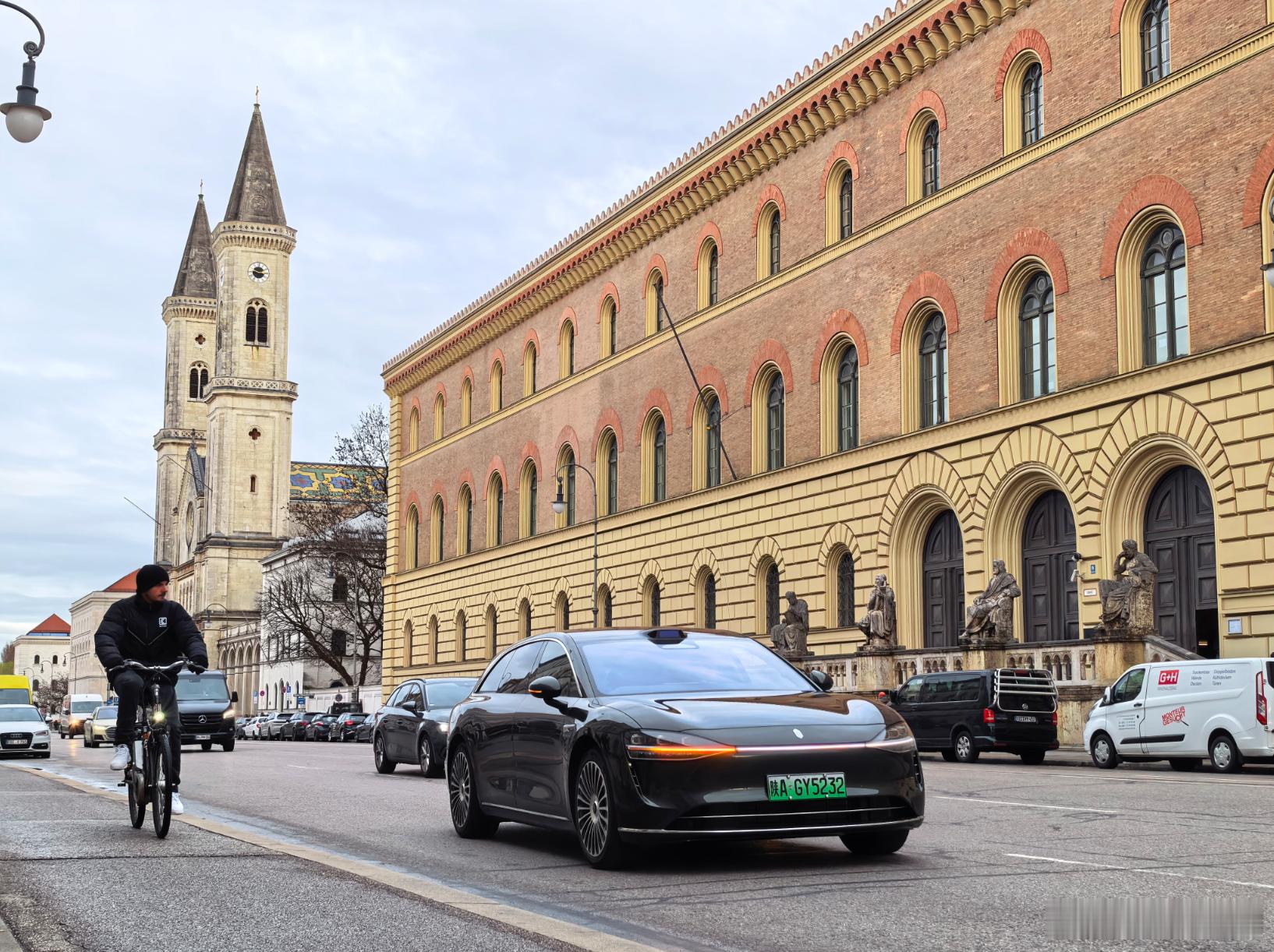 享界12月销量8800台再创新高，享界S9和S9T作为主力车型表现突出。这两款车