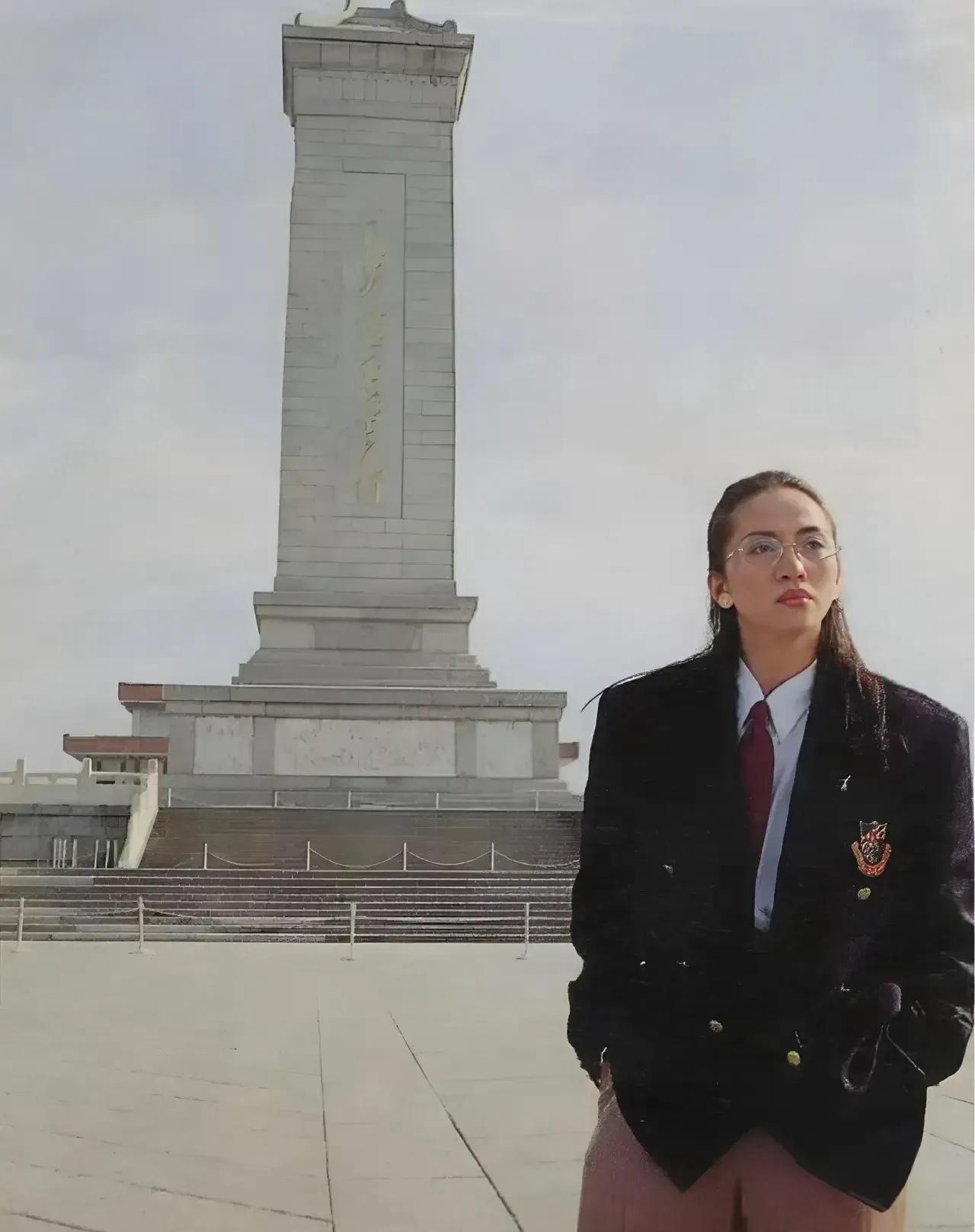1991年，梅艳芳在人民英雄纪念碑前的一张珍贵留影，当年华东发生水灾，她随香港演