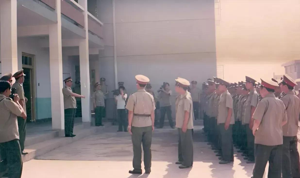 这张照片如果是1989年拍摄的话，当时的南京军区司令是向守志，政委是傳奎清。