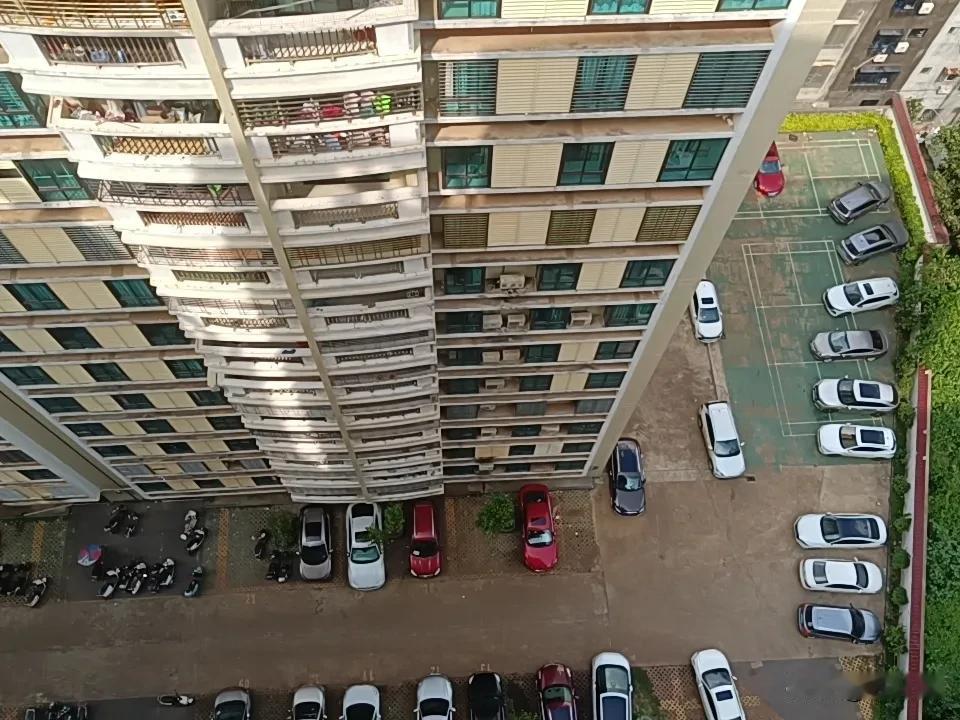不是说公务员退休金超过万的吗？我老舅，他82年开始上大学，读了5年，去年退休，