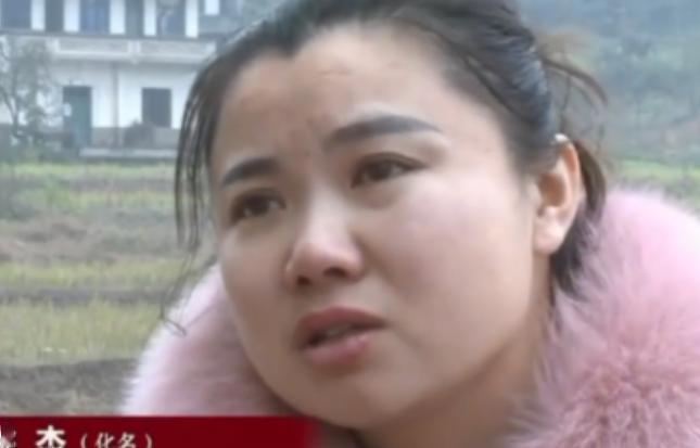 2015年，河南一名女子正在厂里做工，无意间听见旁人说了一句方言。她猛地转头，