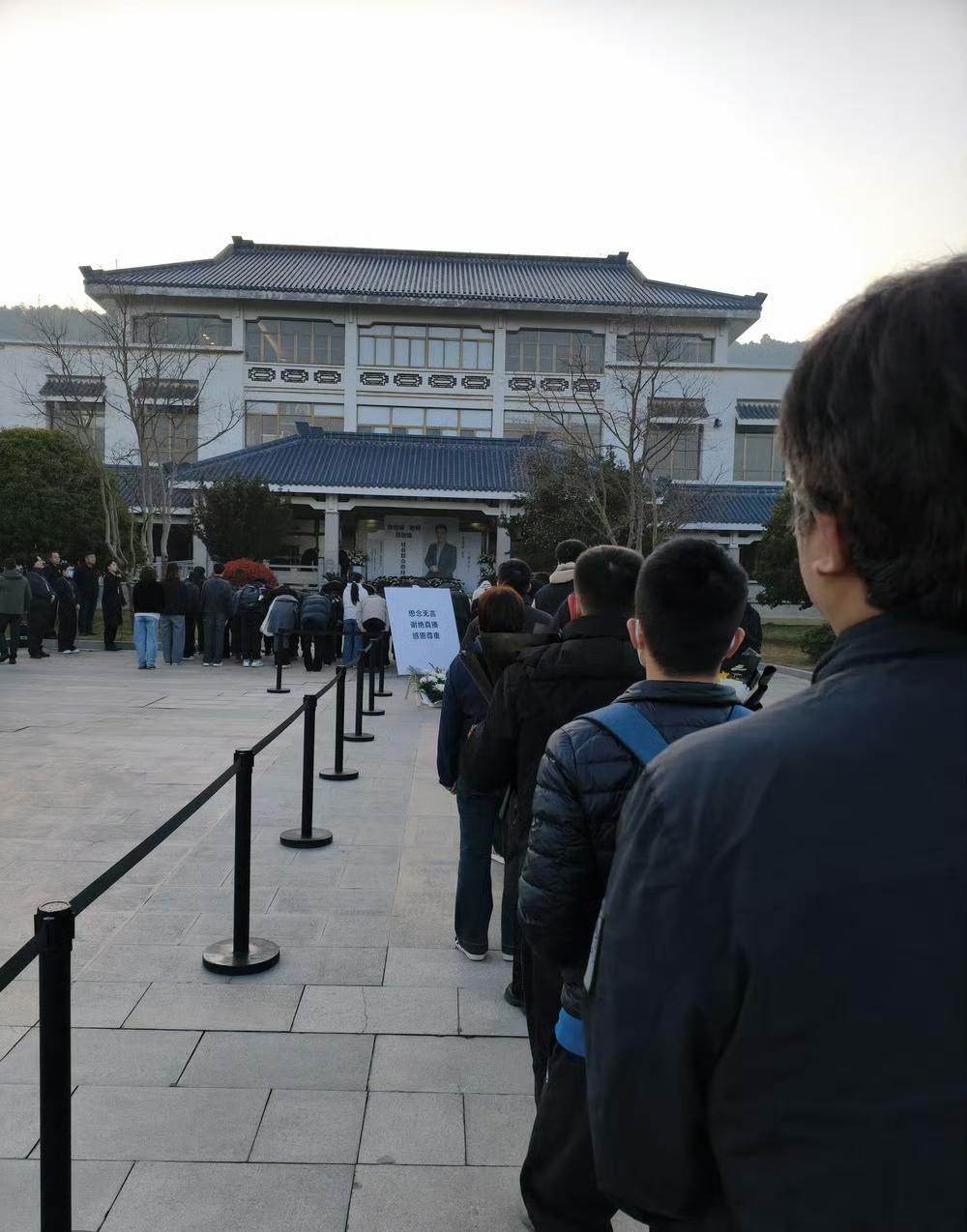 网友殡仪馆送别张雪峰老师，让人泪目的3点！第一，遗体告别仪式3月28日早上7点