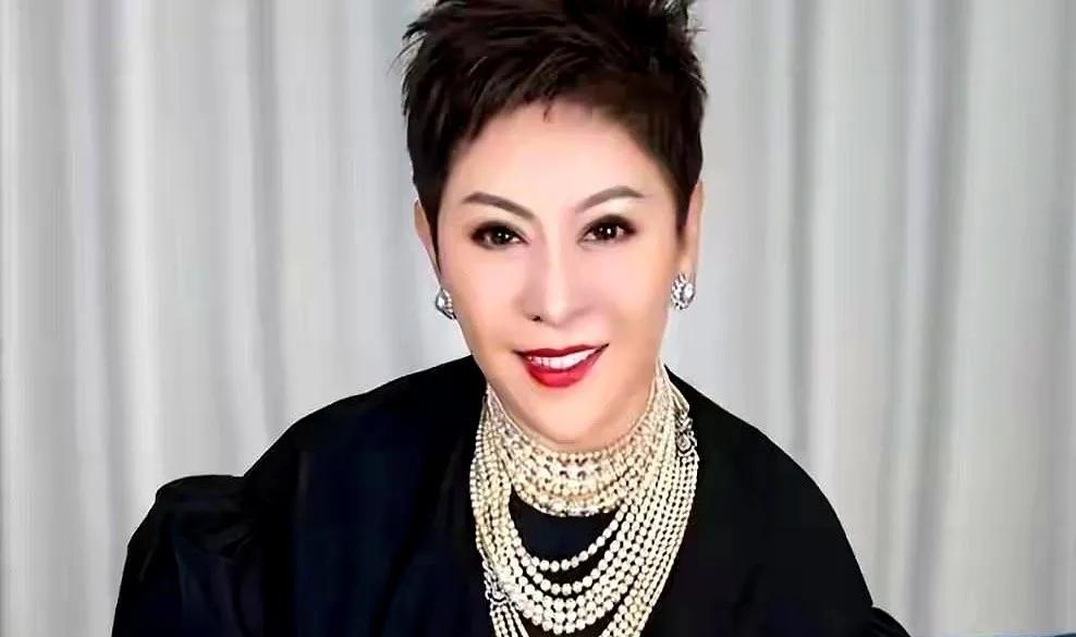 以前周星驰在永盛拍戏，片酬被压到70万港币市场价都800万了，后来自己开公司单干