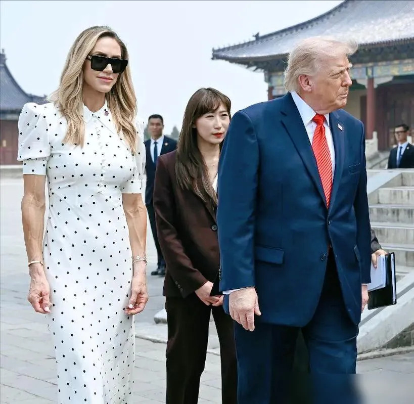 特朗普的二儿媳劳拉亦步亦趋，紧随在特朗普的身边。最近不少美国网友都在纳闷，怎么每