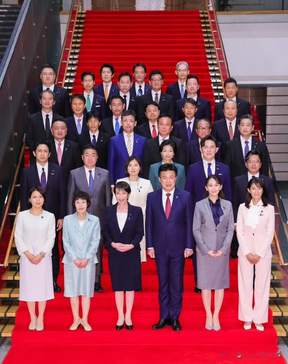 高市早苗内阁成员合影,为什么日本人不穿他们的民族服饰——和服拍这个合影照?皇汉还