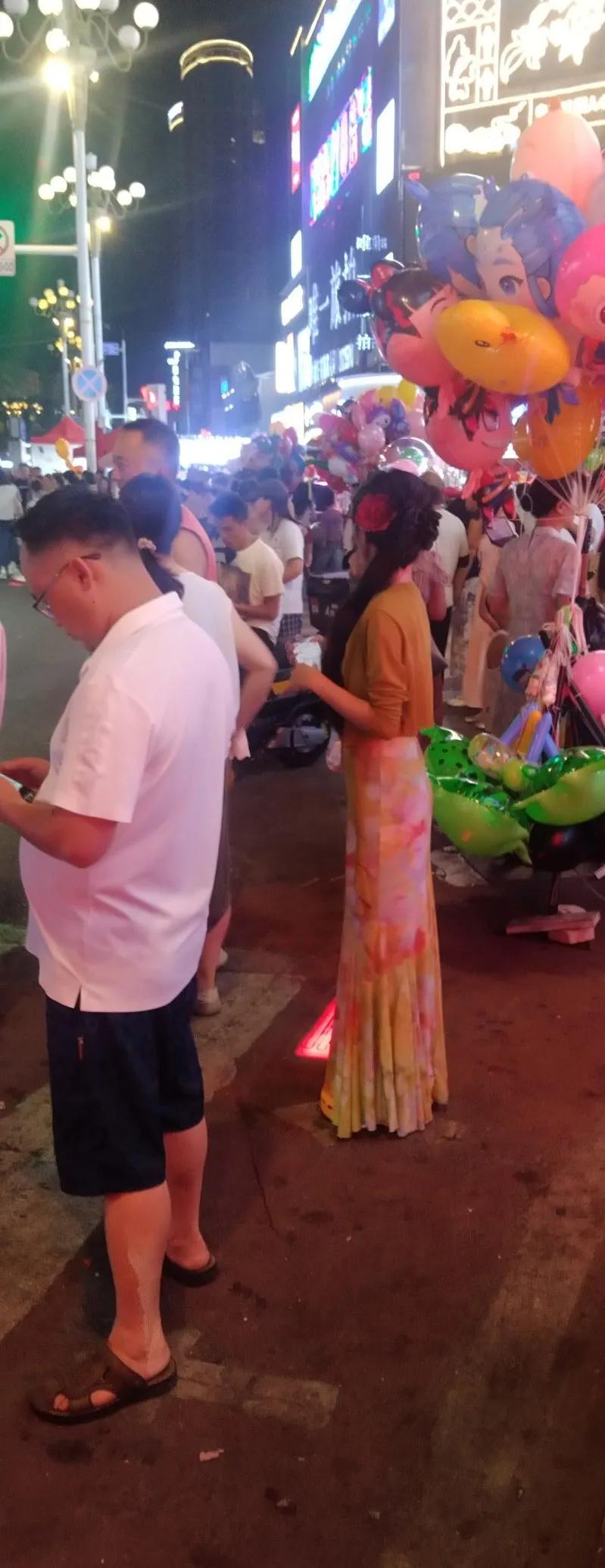 经过观察发现，90%以上的女人胸b都不大。昨天晚上，在人来人往的夜市十字路口等朋