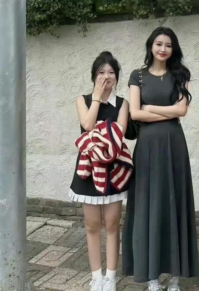 原以为孙怡娇小，站人旁却显高挑