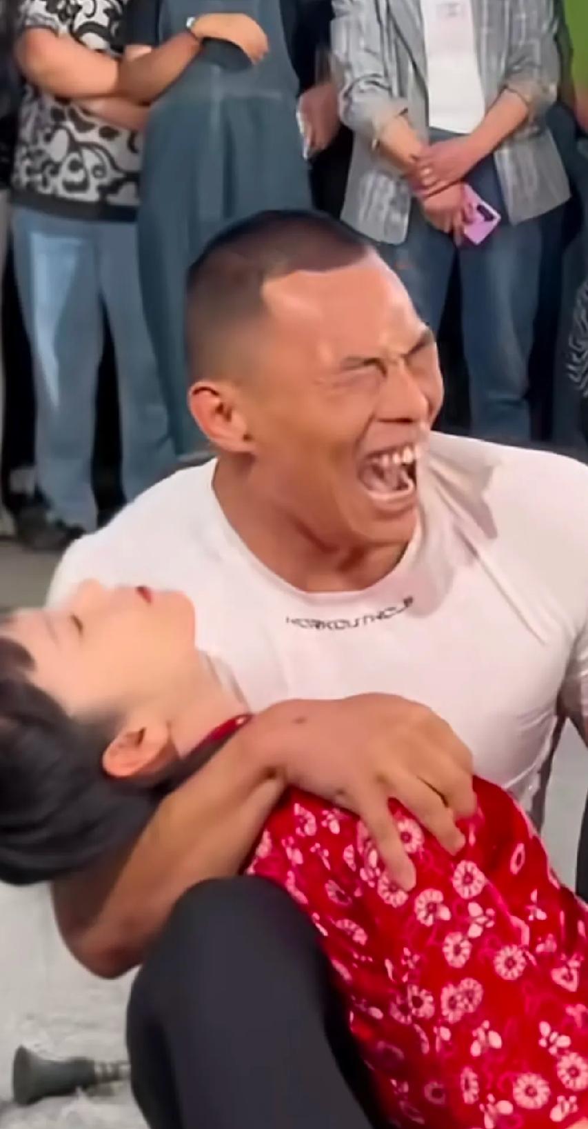 突发悲剧！夫妻逛街途中妻子突然晕倒，任凭丈夫呼喊毫无反应。丈夫抱着她紧急送医，最