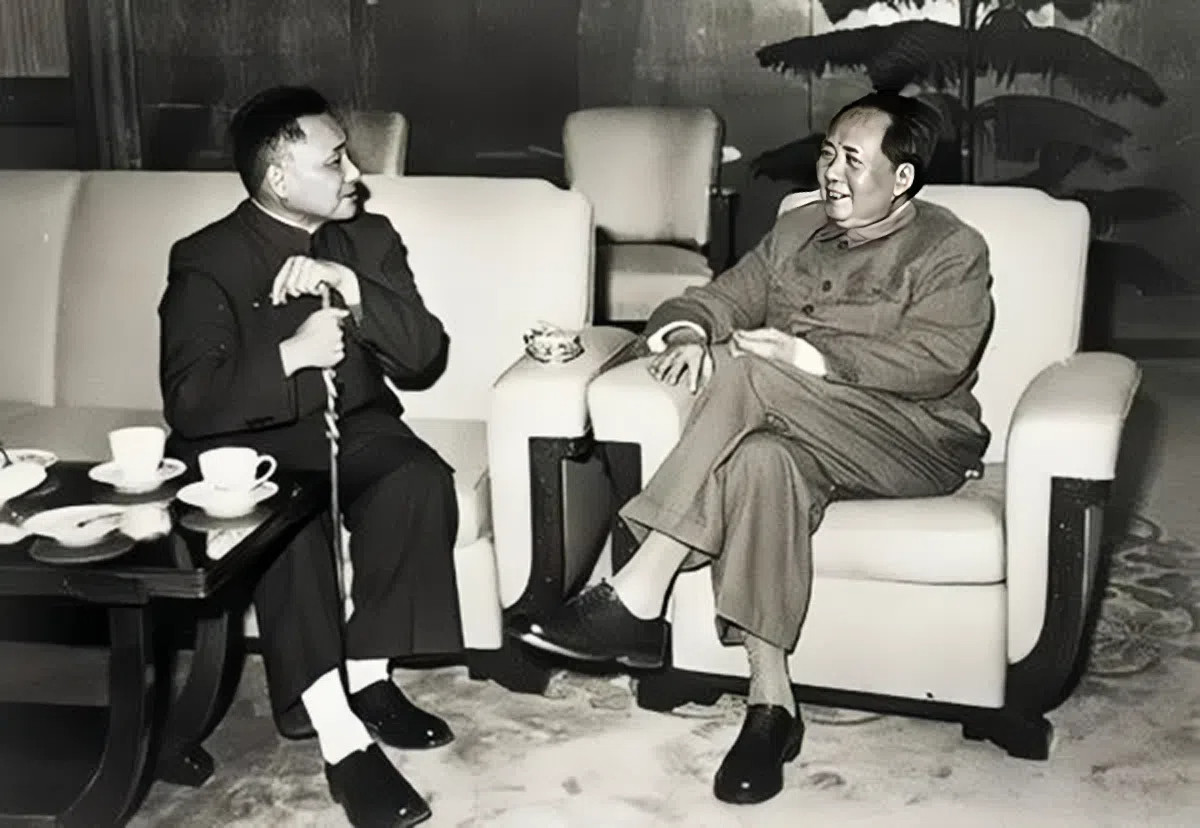 1975年6月，毛主席和邓小平谈话。谈到四人帮的问题时，毛主席对邓小平说，我准备