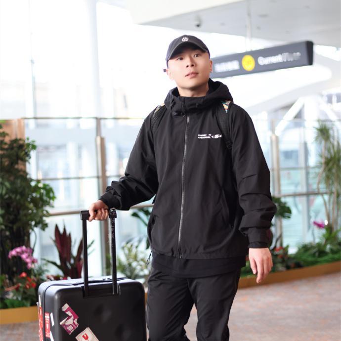 张九南乘坐国际航班出发，郭德纲海外巡演，狗子第一站就是助演！德云社张九南推着行李