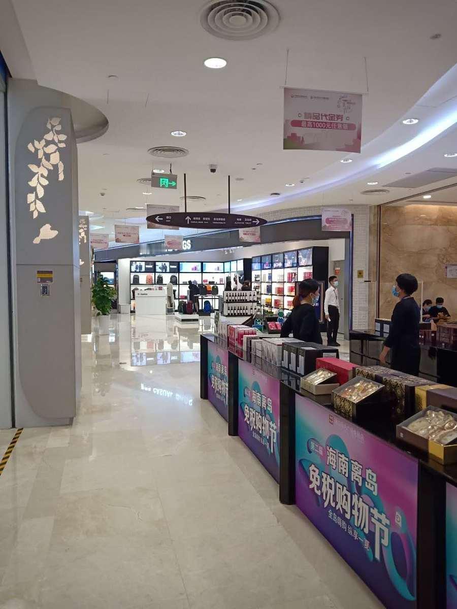 海南封关的消息像一阵热风，吹得无数购物爱好者心痒痒。不少人直奔三亚免税店，却发现