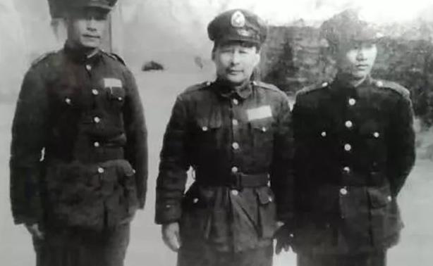 1949年，中南海，周恩来专门设下午宴招待一批国民党元老，但在开宴前，周恩来向他
