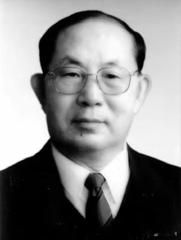 陈俊生（1927年6月－2002年8月8日），男，黑龙江省桦南县人。于1946年