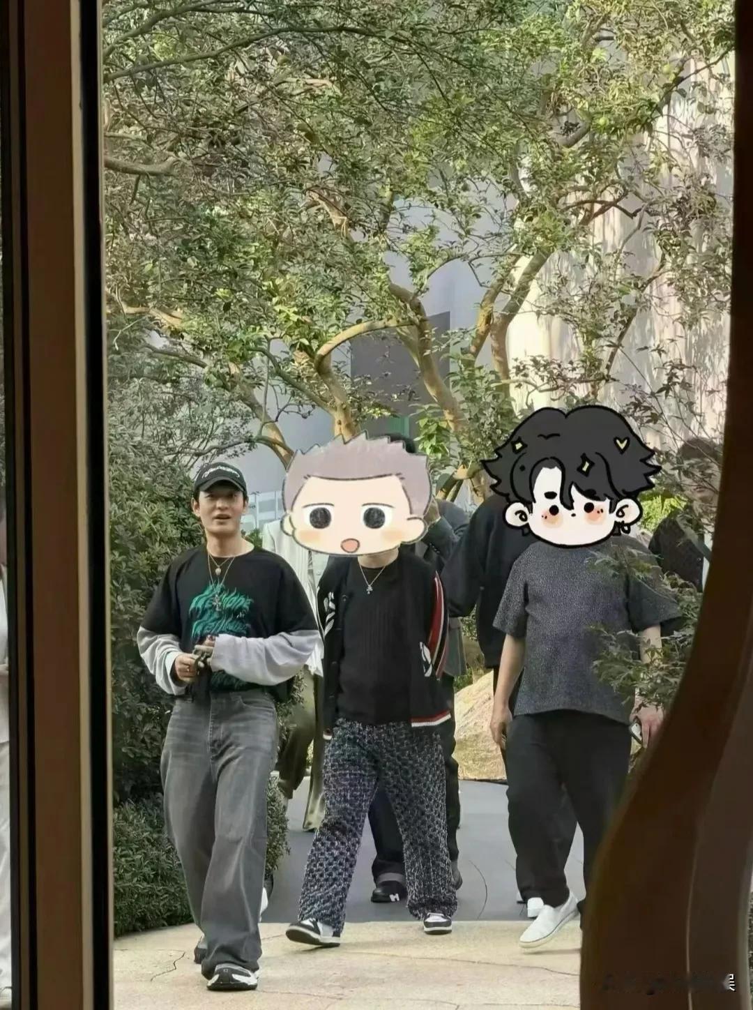 黄晓明现身上海看豪宅，穿着一件黑色T恤搭配阔腿牛仔裤，脚踩增高鞋。生图看着还挺