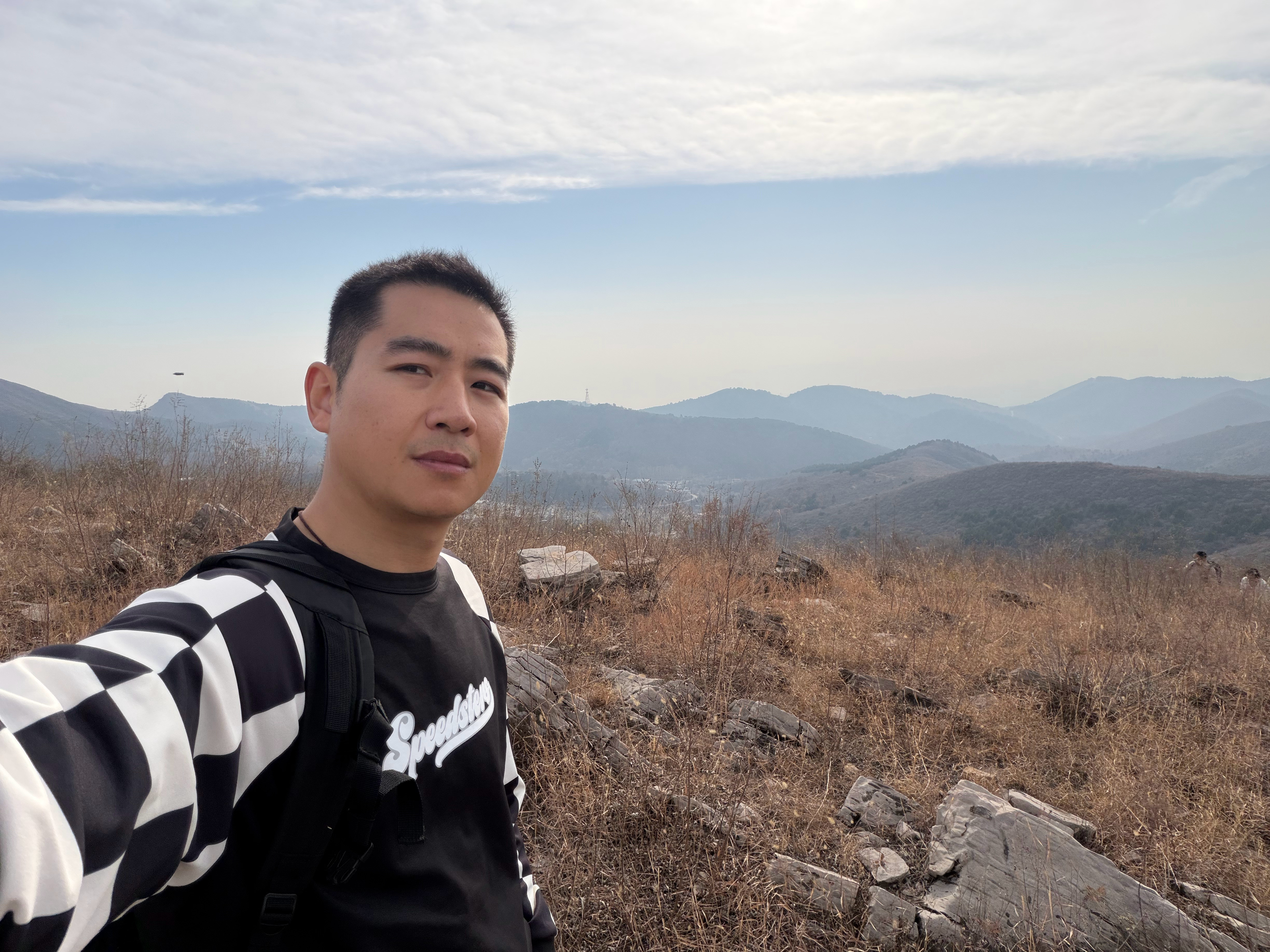 站在山顶的男人可是吧，这地方叫娘娘顶