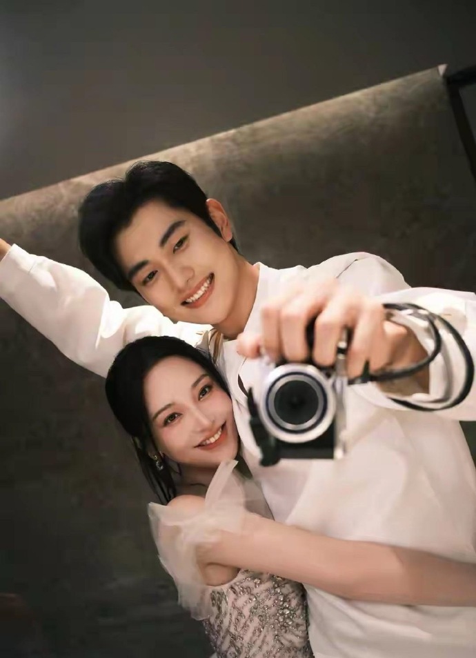 金莎被小17岁男友求婚了，原本被嘲母子恋的一对情侣终于要修成正果了。看来没有什