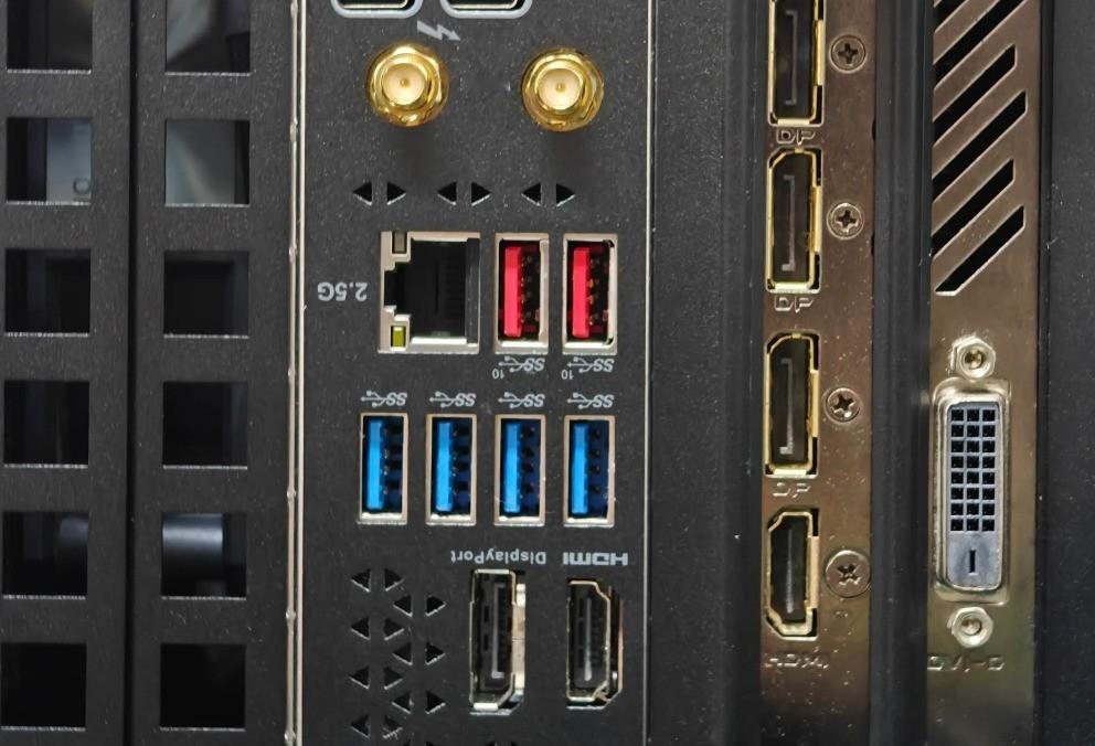 上次回家，我家新换了一台电视，家里是网络电视，但是也想同时能看直播频道网友说接上