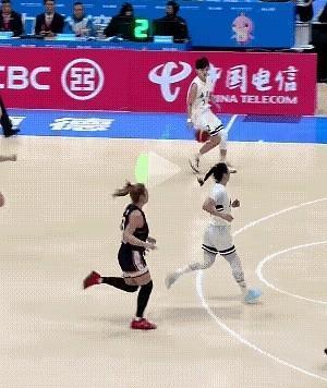 黄思静和李梦杠上了。黄思静一肘子砸在李梦背上，把李梦打趴下。黄思静撞倒李梦