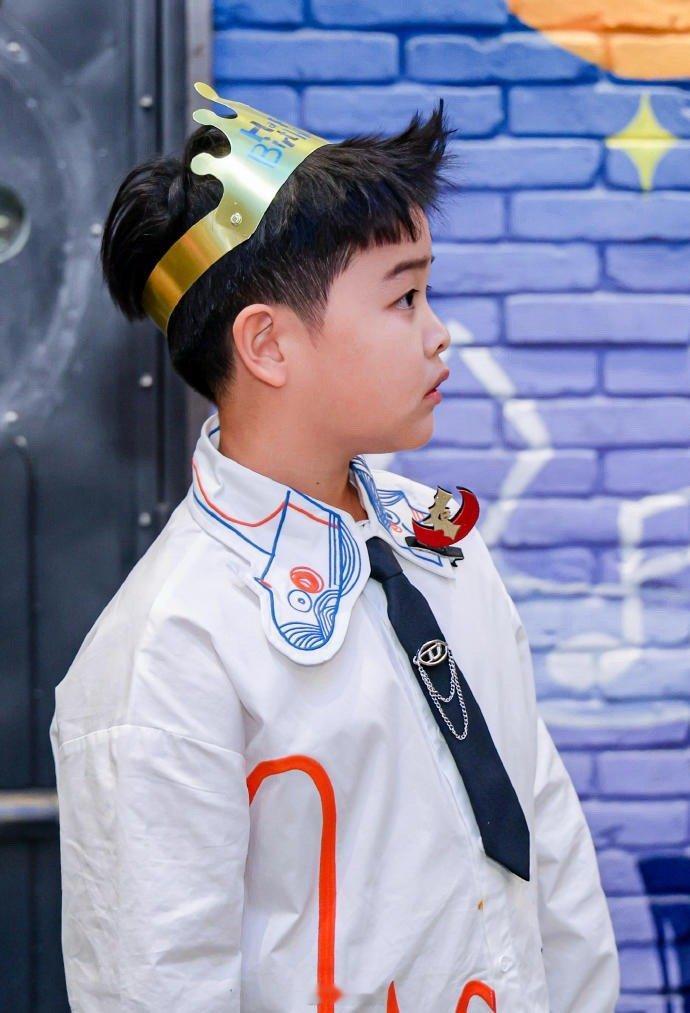 董璇带小酒窝赴朵朵十岁生日宴，两家人同框合照甜度拉满！青梅竹马挽手贴贴超亲昵，爸