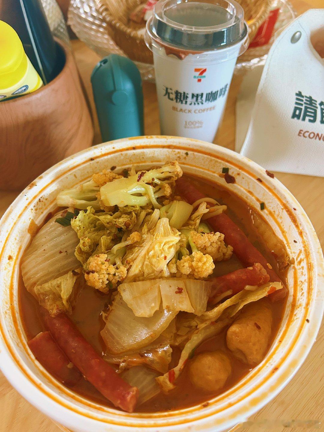 昨天剩的麻酱米线汤今天煮了点菜吃完竟然胃胀某人回来买了烤鸭我俩现在各吃各的下午啃