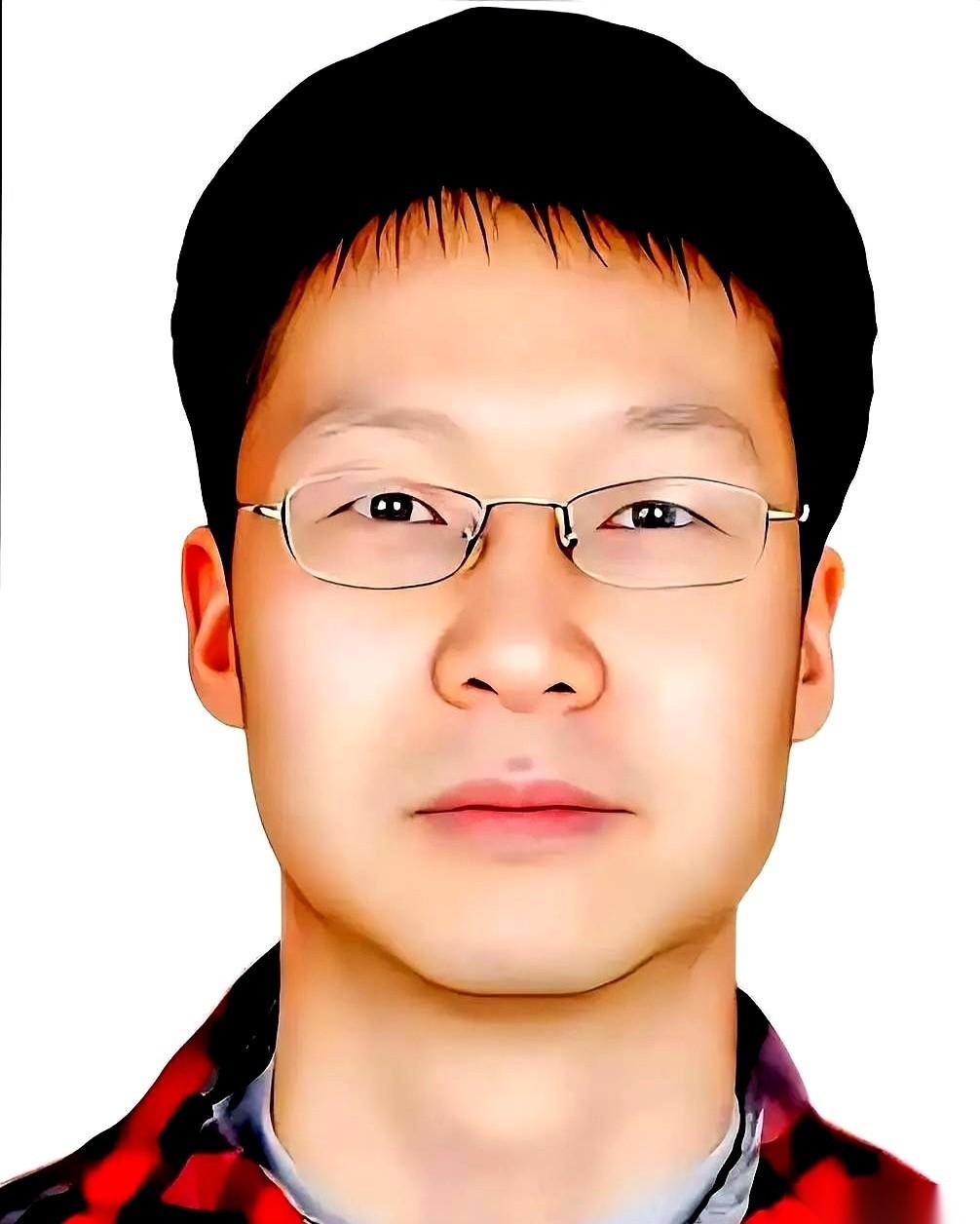 北大教授胡泳手里的书掉在地上，他没有去捡。面前，是他85岁的母亲，正把排泄物弄得