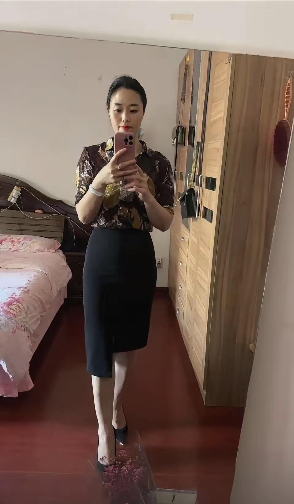 邻村的一个光棍来村里打了几次麻将，就想追求寡妇春嫂。春嫂一有重农活，就打电话让光