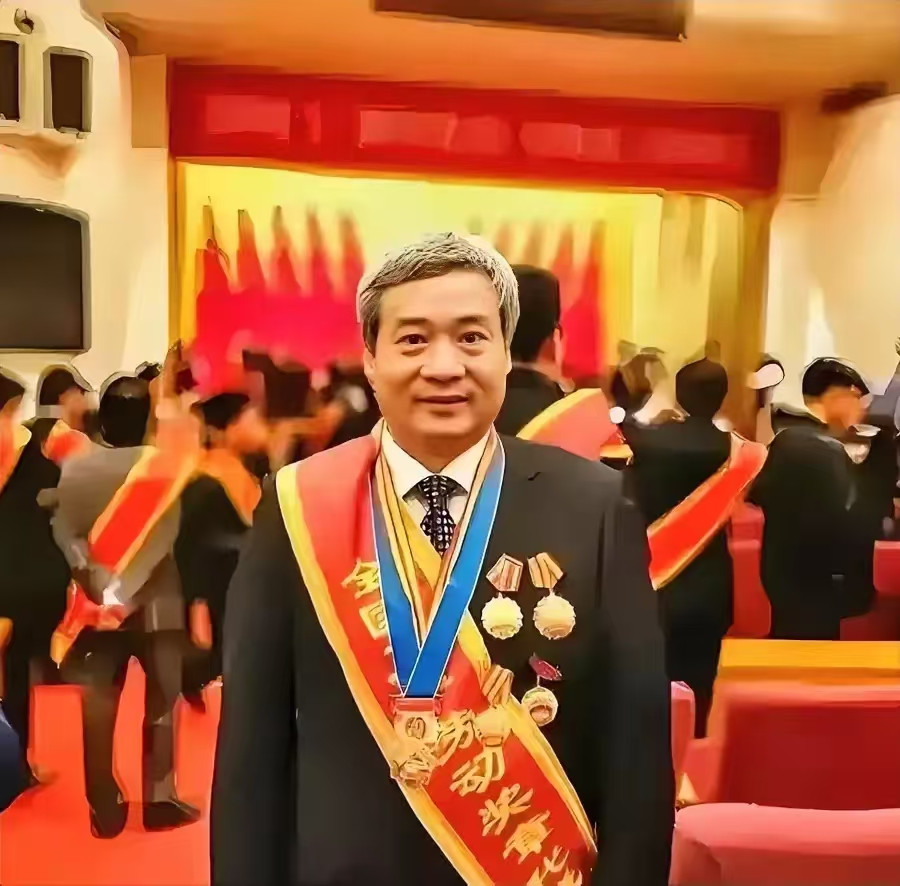 今年两会，医院院长宋兆普的提议爆火出圈，直接冲上热搜榜！他建议医护人员的工资和卖