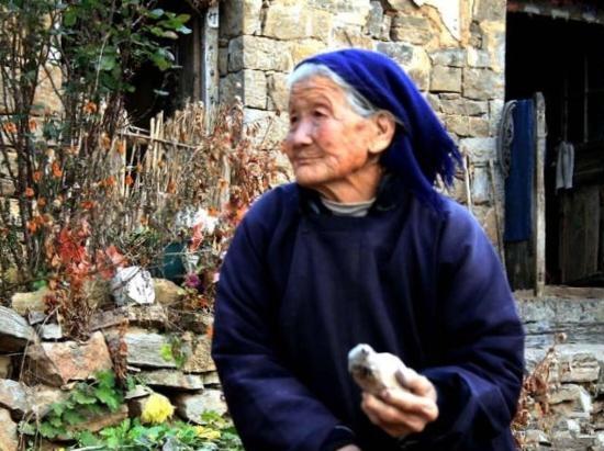 我妈93，我59。别人都说我有福气，这个年纪妈还在。​可谁知道，我连三个孙子孙