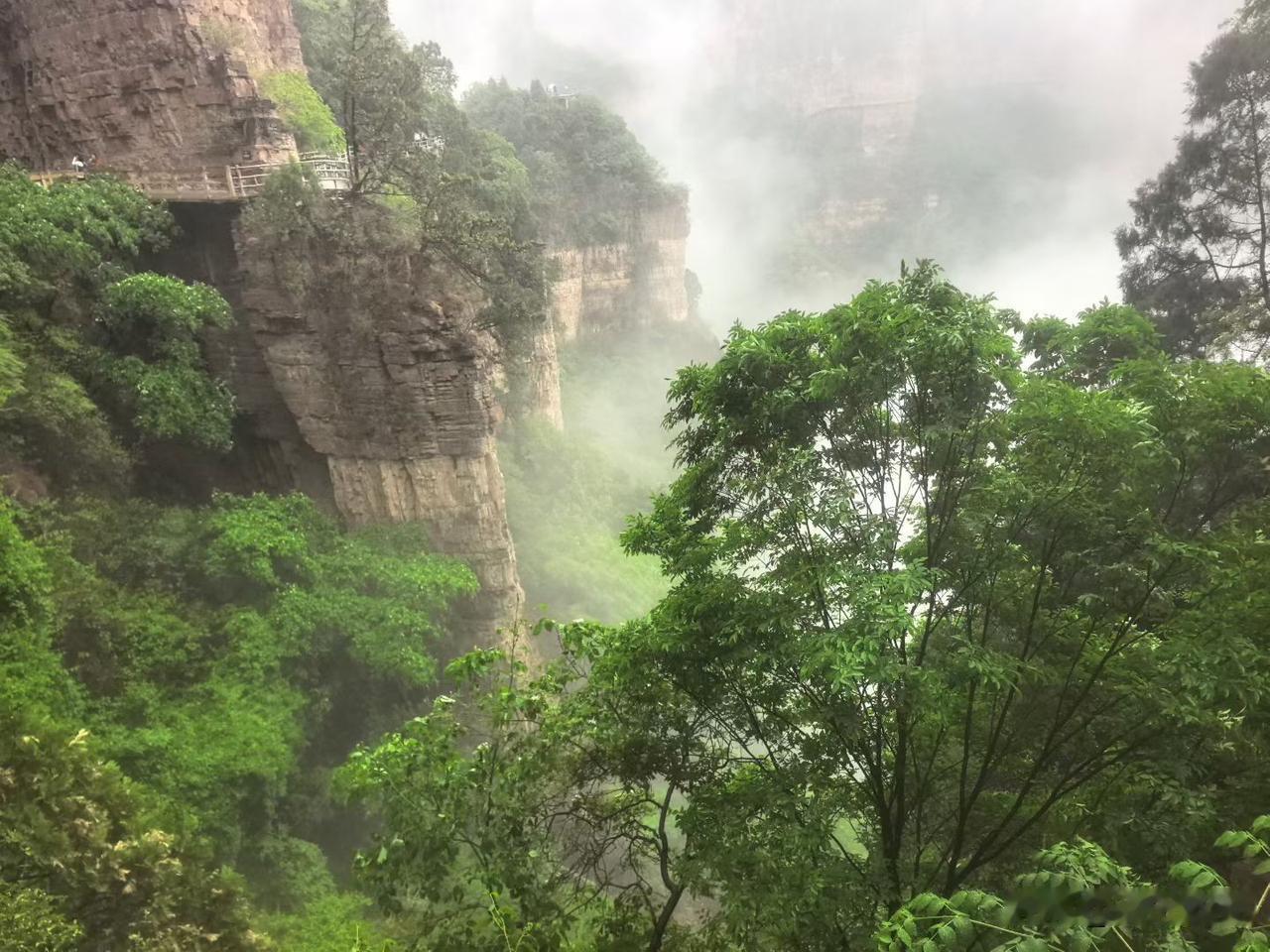 刘震云说：“不读红楼梦，不知道上流社会有多污；不读金瓶梅，不知道底层社会有多烂