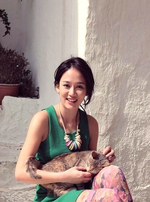 我以前也纳闷，艾伦一富二代图啥，非要找个大9岁的陈乔恩。直到有人扒出来，他在马
