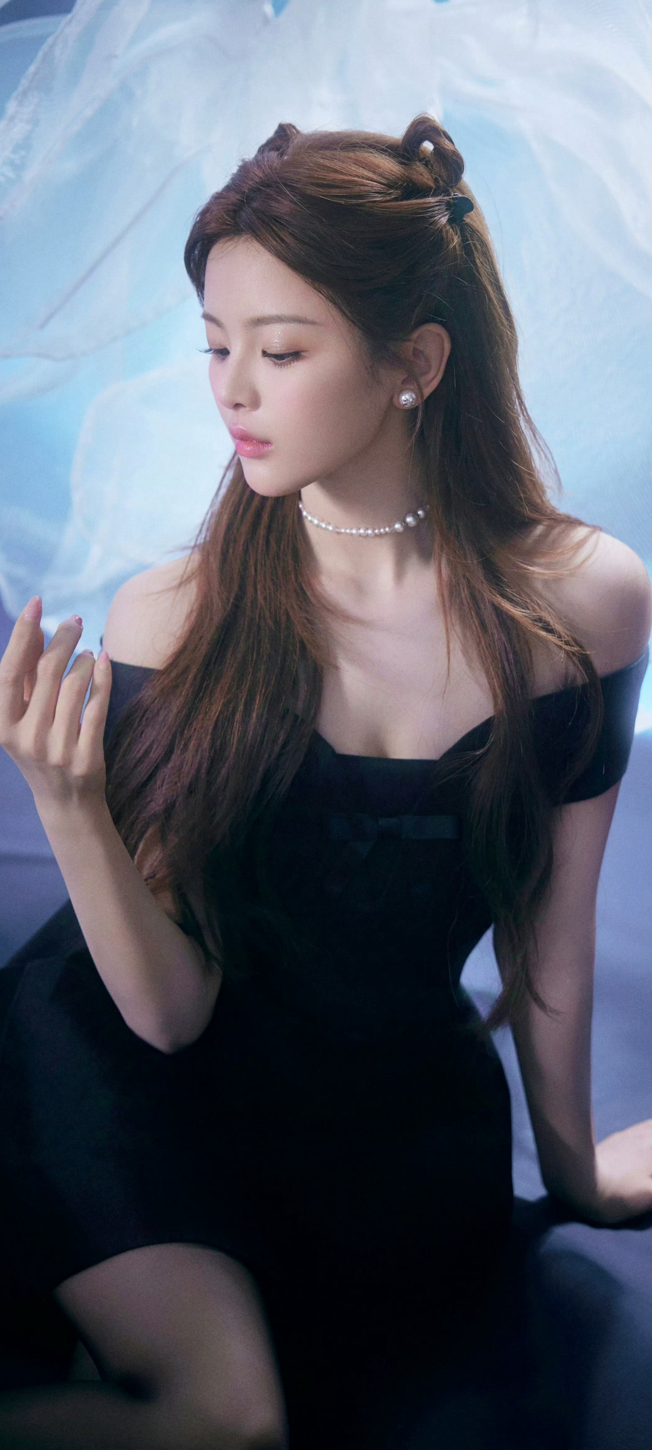 杨超越，黑裙丝袜妆造，又酷又甜的“猫系少女”。杨超越