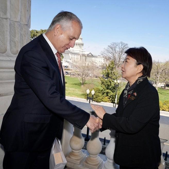 美国又请卢秀燕访问这是赴美的国民党民代带回来的消息当然，没有说邀请人是谁