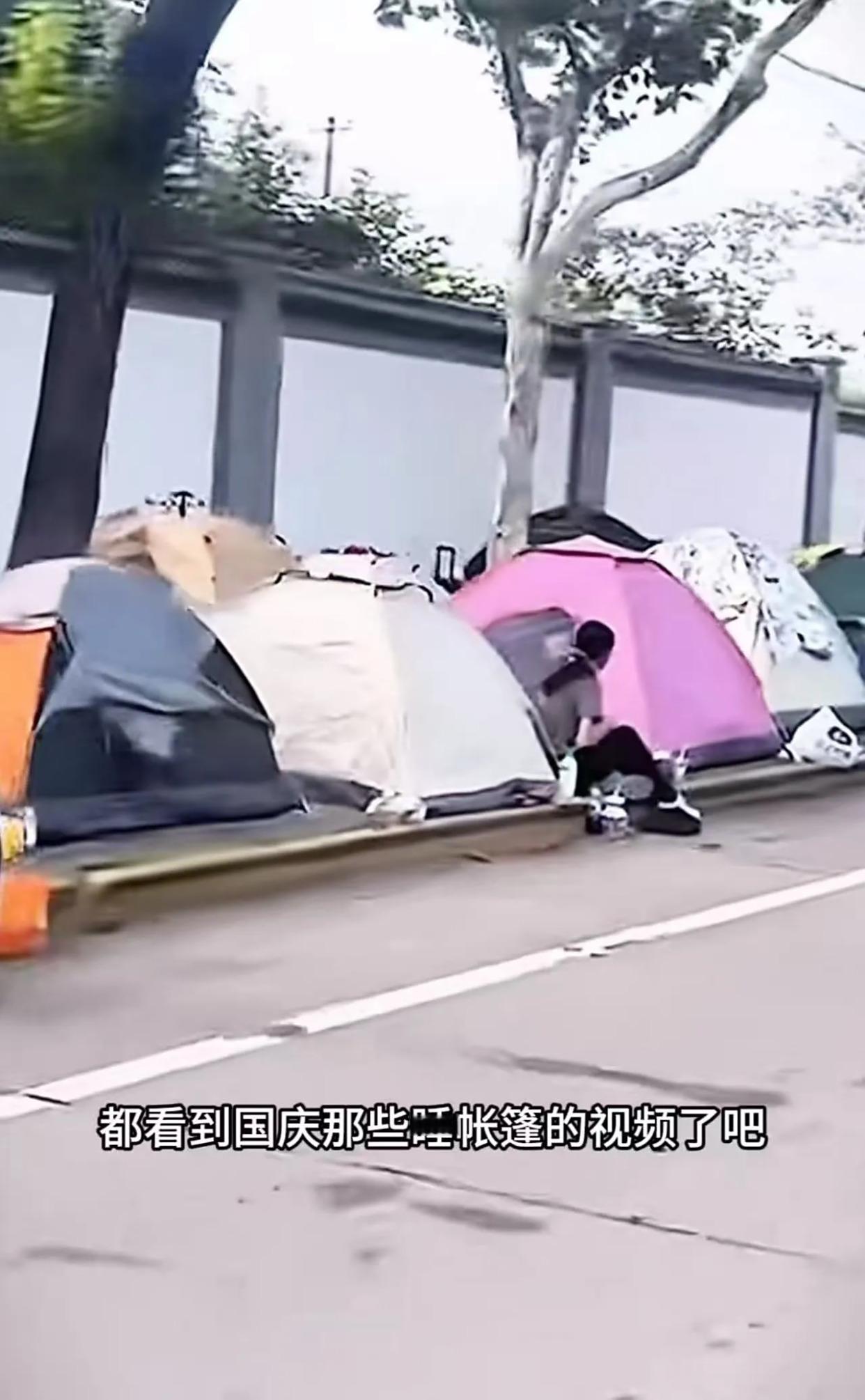 国庆假期酒店价格疯狂飙升，平时两三百的房间涨到一千多甚至两千多，还附带苛刻入住时