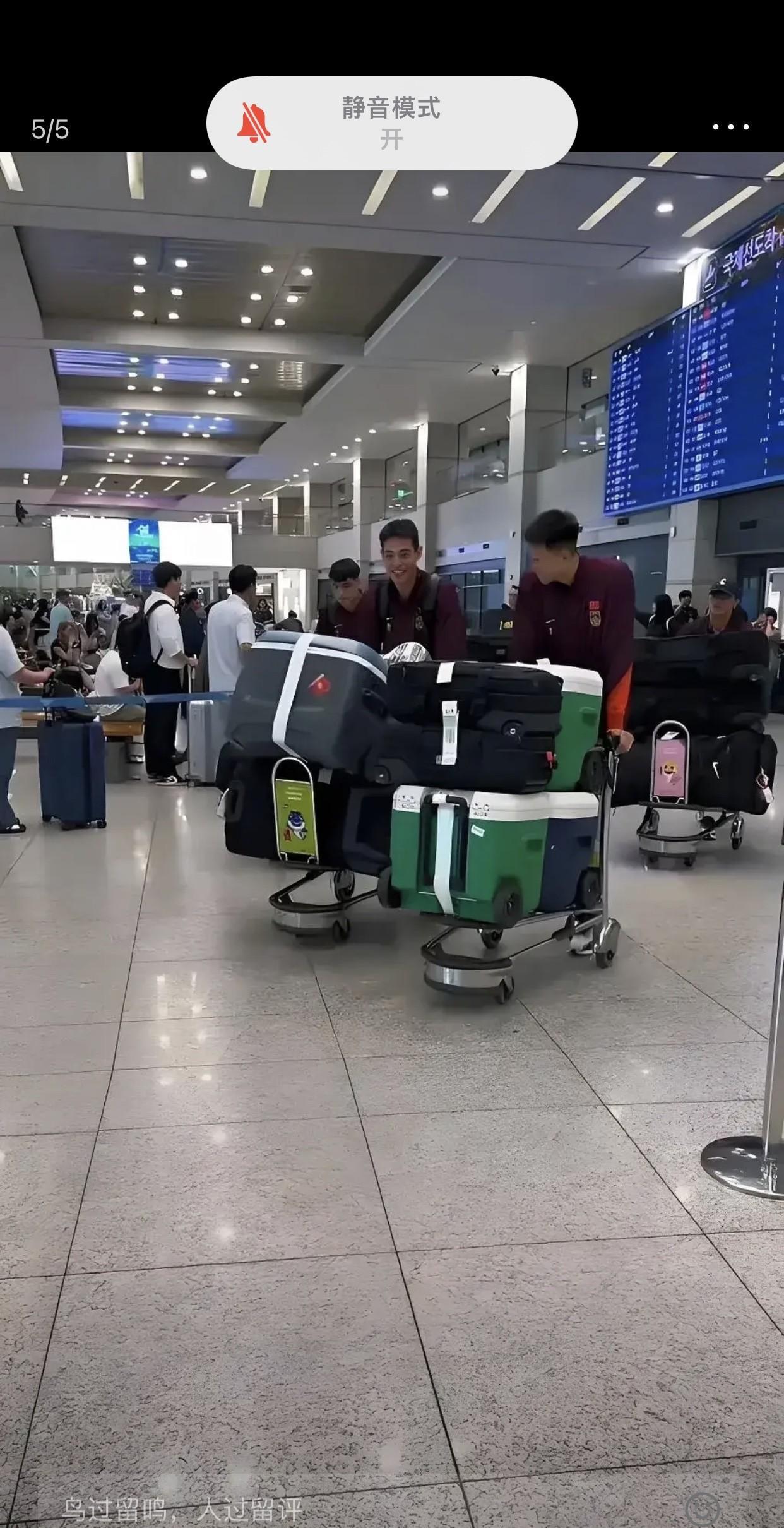 国足出征东亚杯，没想到比赛还没开始就上热搜了，上热搜的原因是，球员们携带的