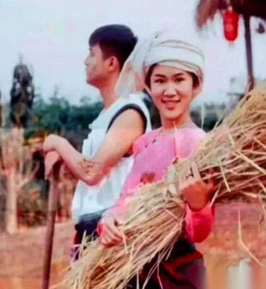 临走前，她妈塞给她三百块钱。就一句话，想家了，或者过得不顺心，就买票回来。三